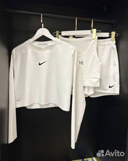 Стильный женский костюм