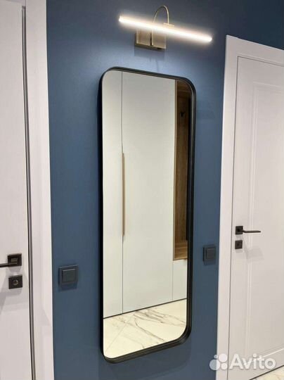 Зеркало в стальной раме