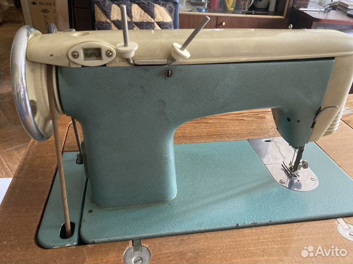 Швейная машина Чайка