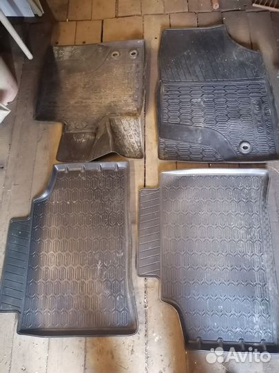 Коврики салона hyundai solaris. Состояние новых