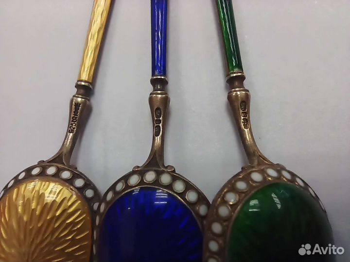 Серебряные кофейные ложки с гильошированной эмалью