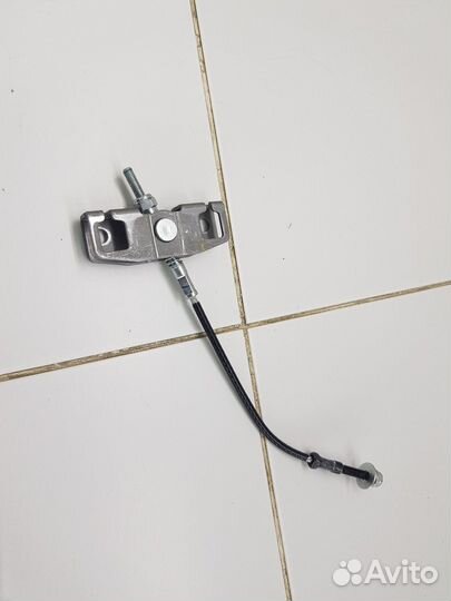 Трос стояночного тормоза центральный (Kia Seltos)