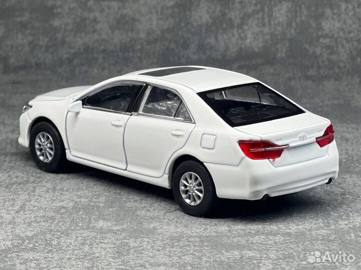 Модель toyota camry white 1/36 welly