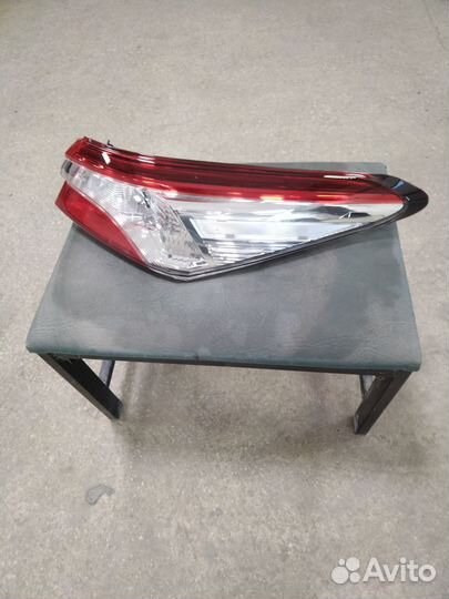 Фонарь задний правый toyota camry 70