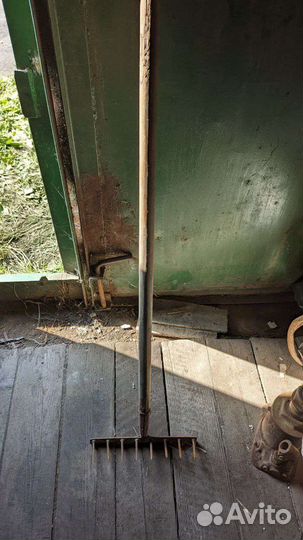 Тяпки садовые и грабли