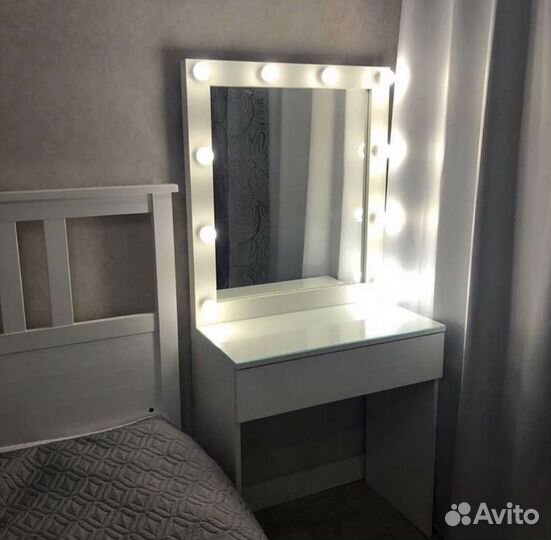 Туалетный столик визажиста с гримёрным зеркалом