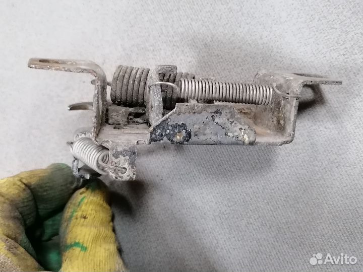 Замок капота Nissan Bluebird 1983-1990