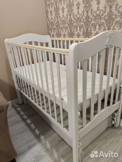 Детская кроватка с маятником и ящиком