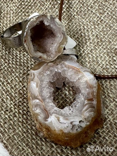 Кулон и кольцо из агата в разрезе