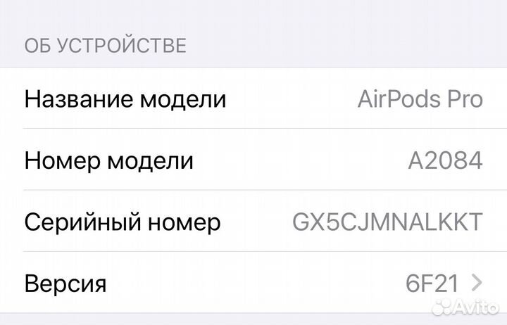 Кейс и правый наушник Apple AirPods pro