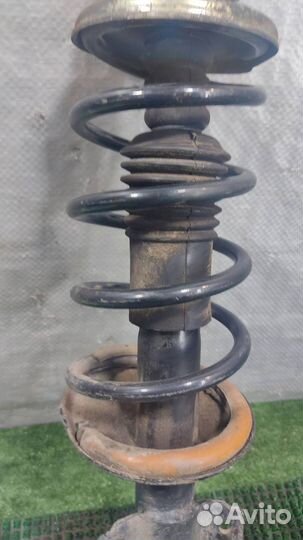 Стойка амортизатора передняя правая Renault Duste