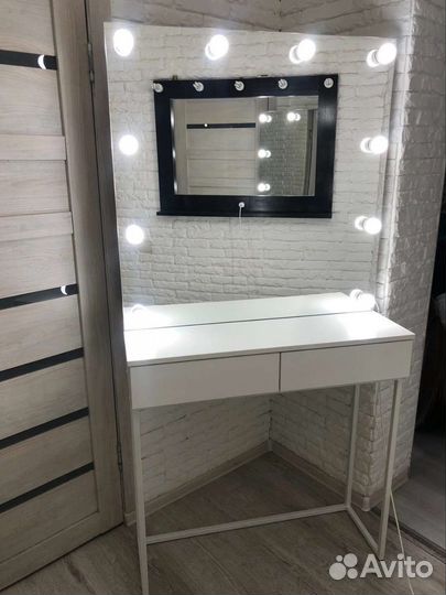 Стол с зеркалом для визажиста