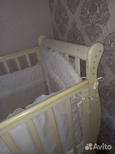 Детская кроватка с маятником и комодом