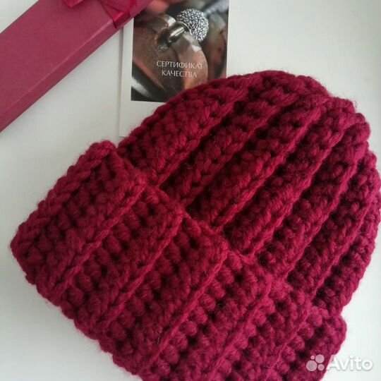 Бордовая вязаная шапка ручной работы