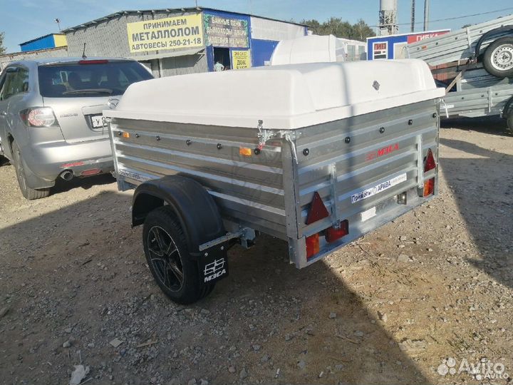 Прицеп с пластиковой крышкой. Крышка для прицепа