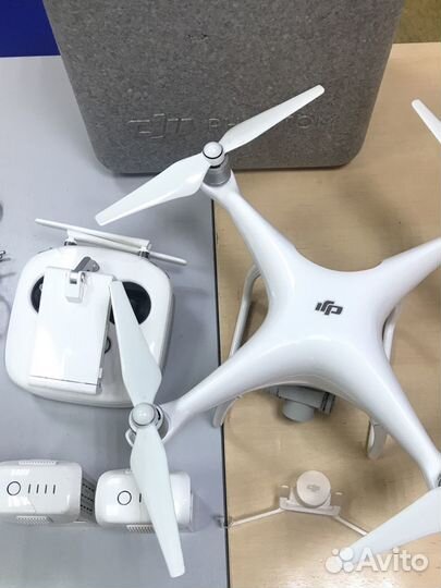 Квадрокоптер DJI Phantom 4