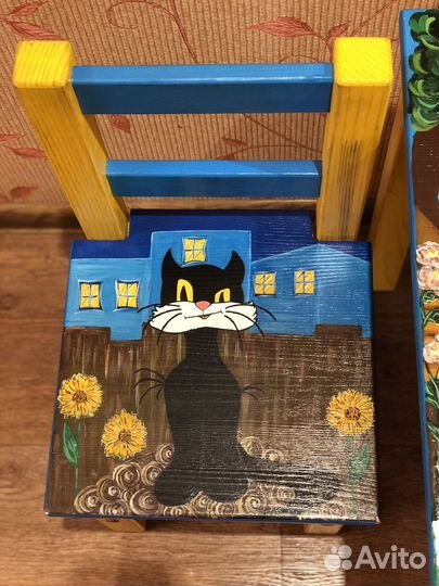 Детский столик и 2 стульчика