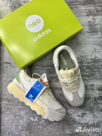 Кроссовки женские Adidas Neo Futro