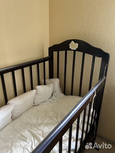Детская кроватка с маятником и ящиком