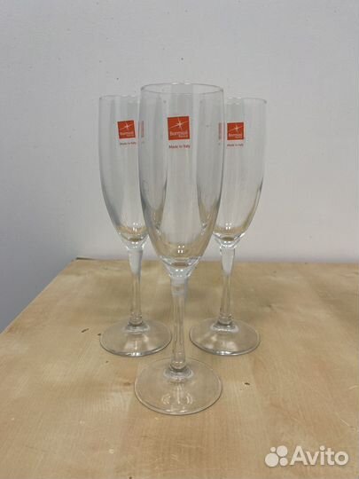 Посуда: бокалы, чайный сервиз, тарелки, поднос