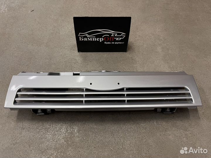 Решетка радиатора Ваз 2110 со значком в цвет