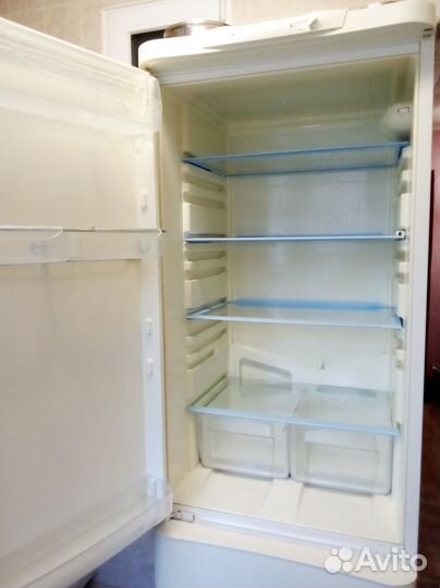 Холодильник Indesit рабочий
