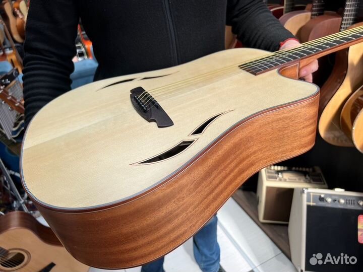 Акустическая гитара дредноут