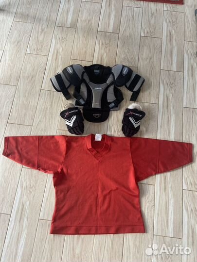 Нагрудник (защита хоккейная), краги и свитер