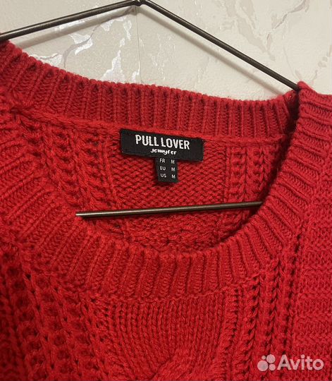 Красный свитер