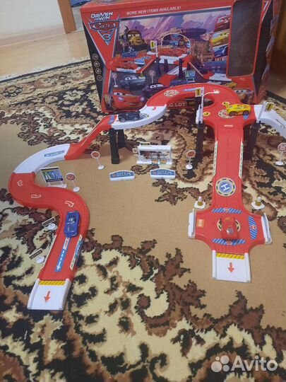 Трек с4 машинками Паркинг-гараж Тачки