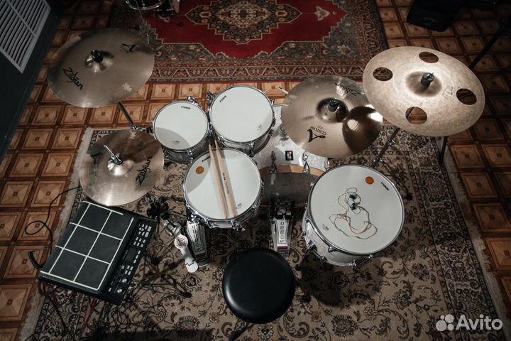 Уроки игры на барабанах в студии на Рождественской