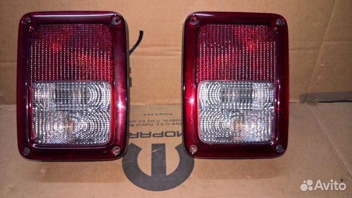 Фонарь задний левый оригинал Wrangler JK 2012 год