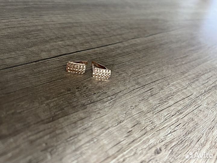 Продам золотые серьги