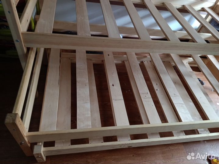 Кровать трехъярусная выкатная домик