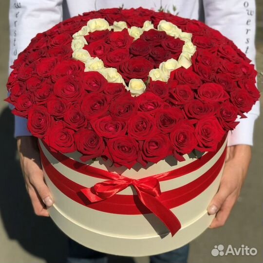 101 роза красная и белая в Шляпной коробке