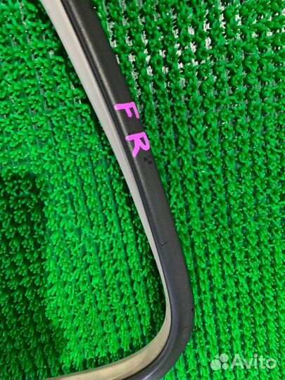 Уплотнитель дверного проема прав. перед. Nissan Pa