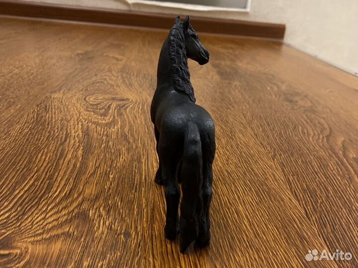 Фигурка лошади schleich