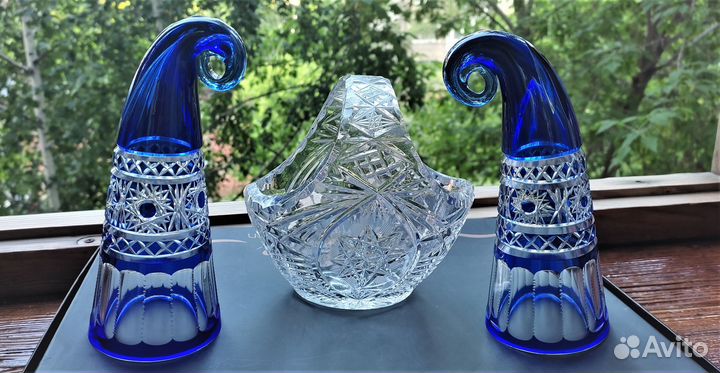 Два синих хрустальных рога и корзинка для интерьер