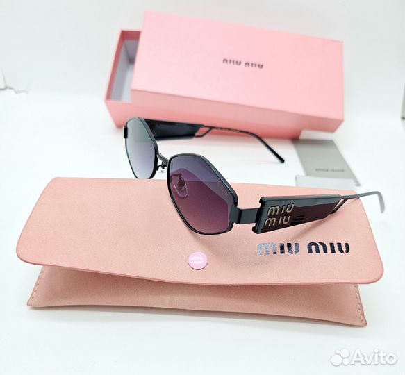 Солнцезащитные очки Miu Miu