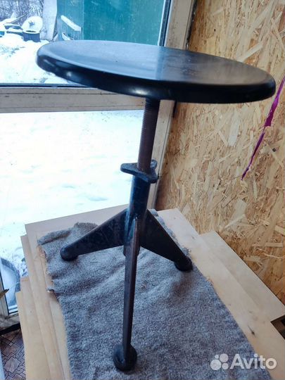 Крутящийся стул для пианино