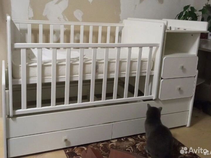 Детская кровать с маятником