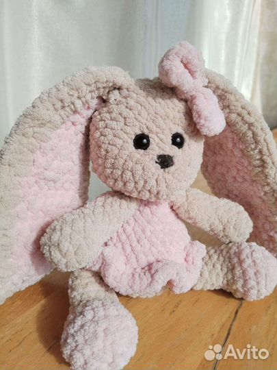 Зайка ручной работы из плюшевой пряжи