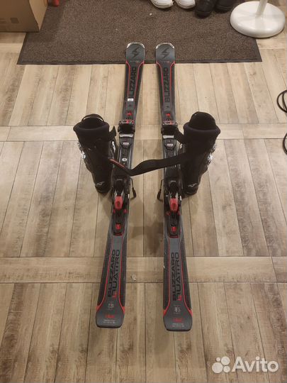 Комплект: лыжные ботинки и лыжи