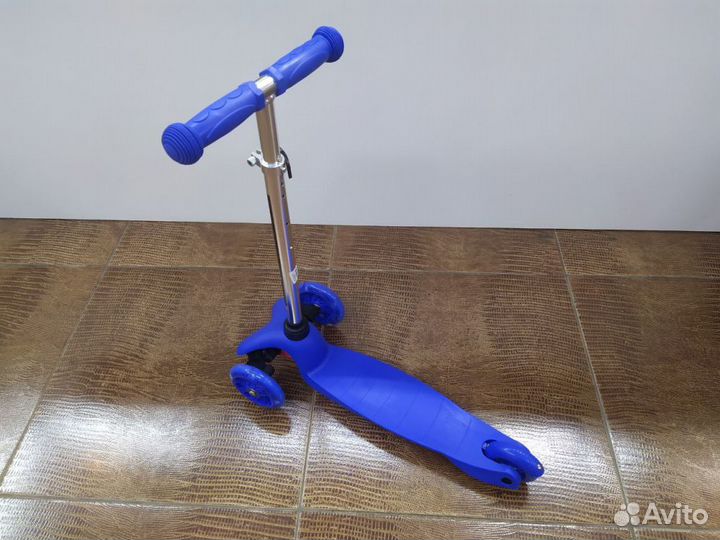 Самокат трехколесный