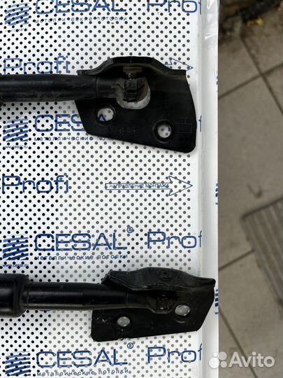 Амортизатор двери багажника nissan pathfinder