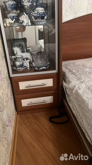 Шкаф с подъемной кроватью и комодом