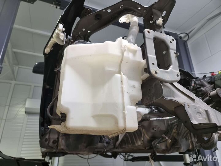 Бочек омывателя в сборе с насосом