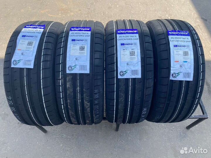 Windforce Catchfors UHP 215/45 R17