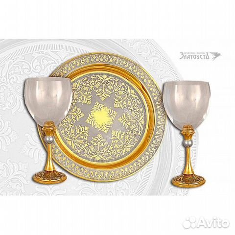 Бокалы и золотой поднос