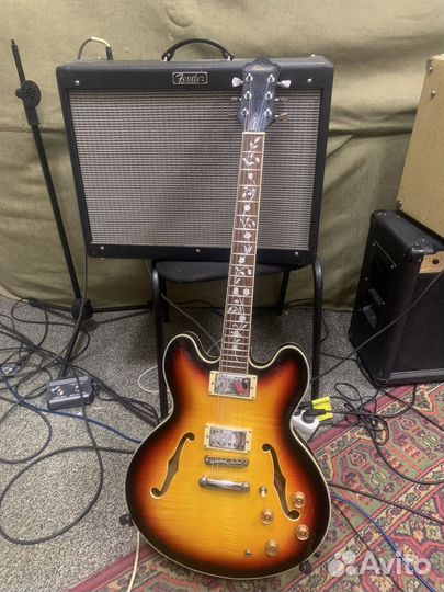 Полуакустическая электрогитара